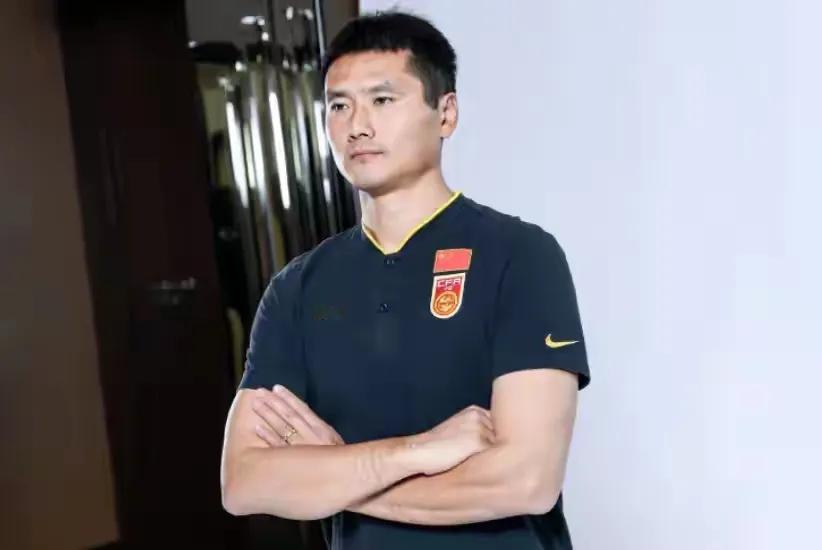 太意外了！邵佳一成为国足主帅3大意想不到：1：没想到中国足协选帅组选来选去选了