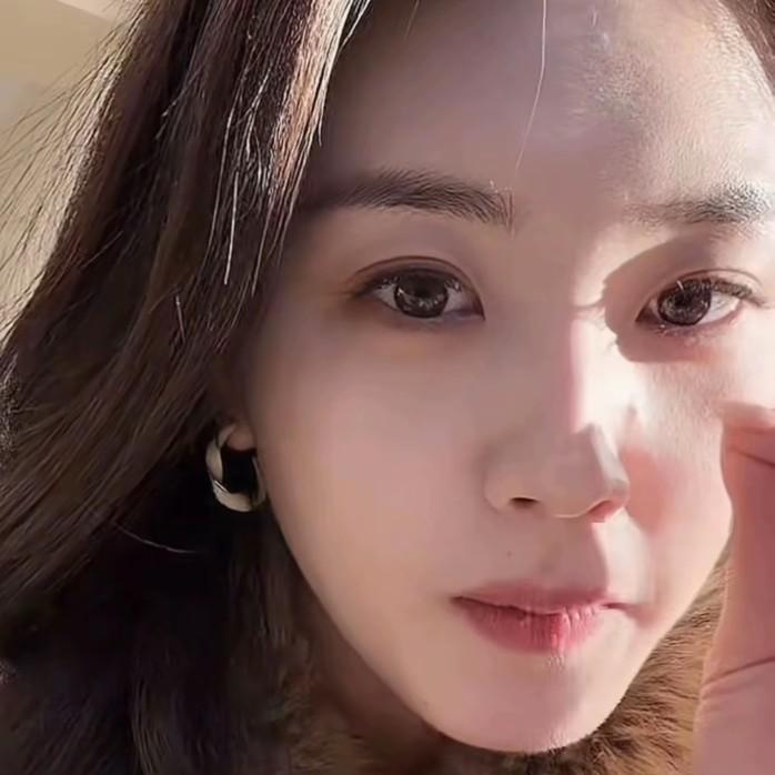 郭宇欣3月30日直播只说了4件事第一件，辟谣她和黄浩雯的关系，两个人就是师兄