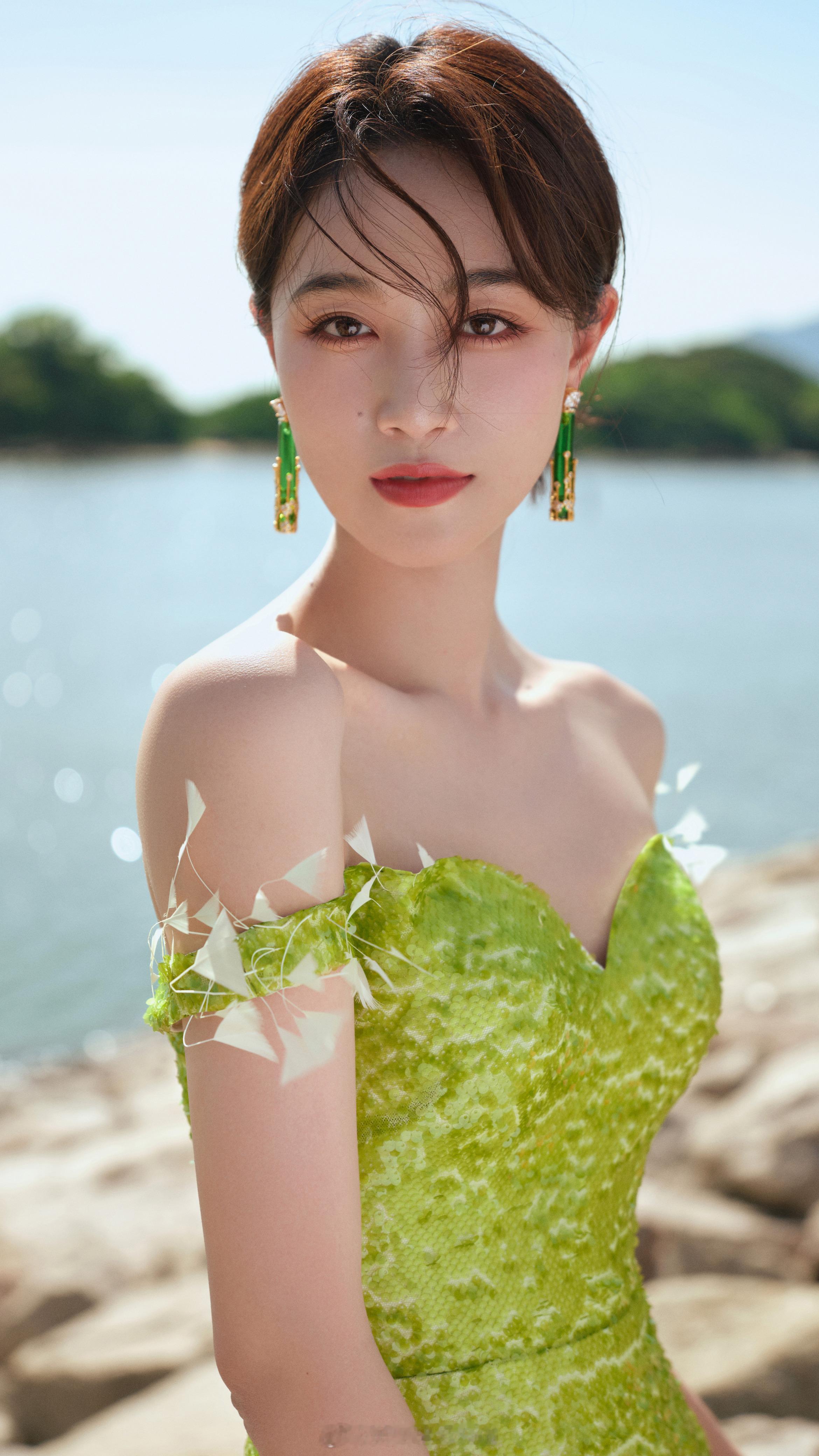 蓝盈莹一袭人鱼抹胸裙青草芬芳