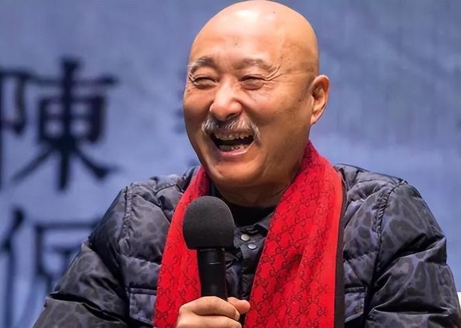 陈大愚结婚后，不想要孩子。哪料，陈佩斯急了对他却说：“儿子，你们生完孩子我们帮你