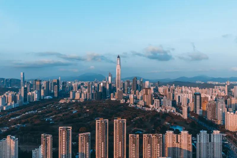 深圳买房的人不一定都是很有钱的。早些年，深圳房价没那么高，十年前多数地方房价每平