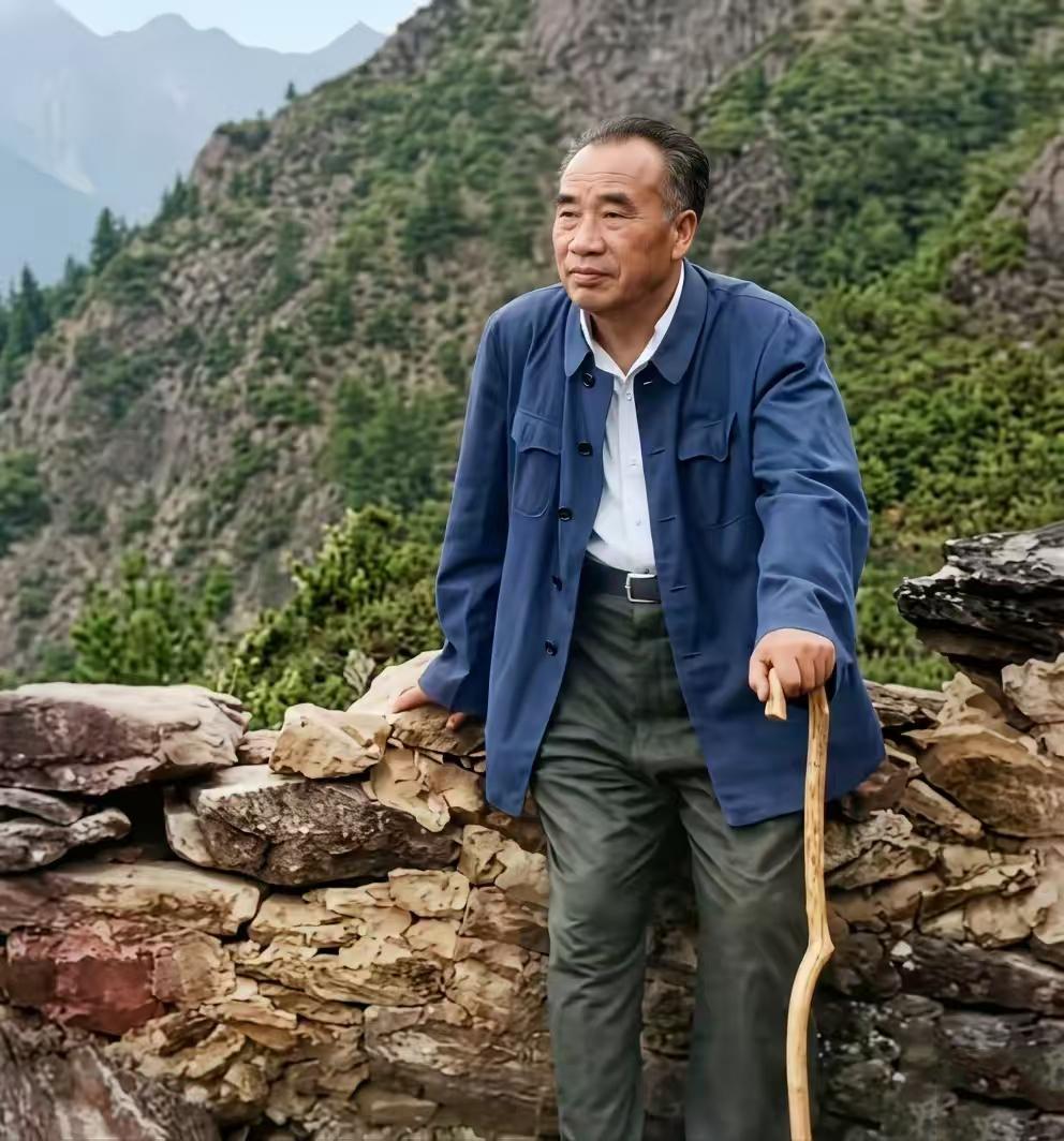 这张珍贵的留影，定格了朱德总司令晚年重上井冈山的瞬间。已是满头华发的他，身着