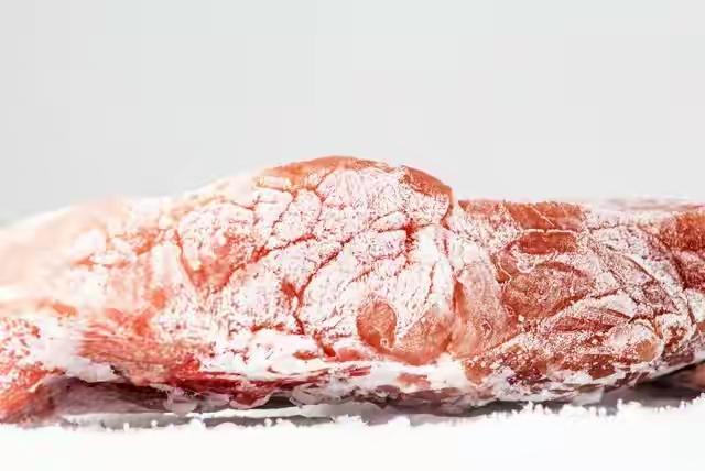 冷冻肉类到底能放多久？这是个看似简单，却牵动每个家庭餐桌安全和口感的关键问题。我