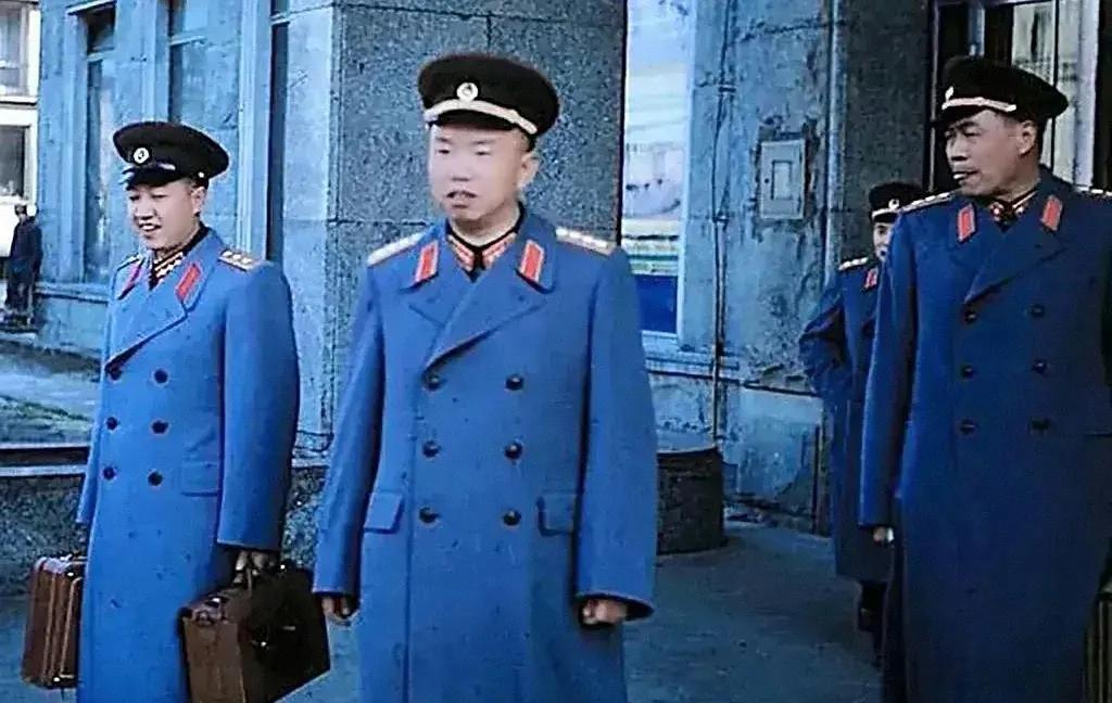 1959年，东欧访问时期的一张珍贵照片，中间的是王树声大将，时年54年，右侧站着