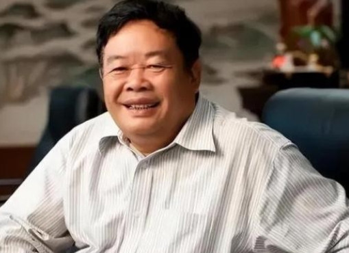 2015年，玻璃大王曹德旺拿出100万的巨款，资助了一名小女孩换肾，手术后，女孩