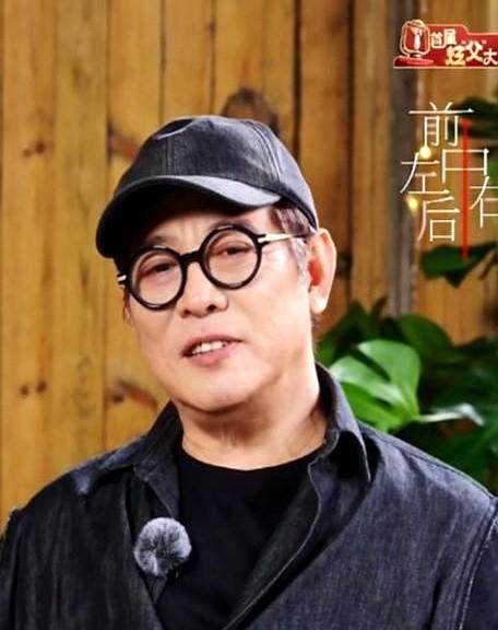 直播途中，朋友苦劝李连杰关闭打赏，称他人都已这么做。可李连杰毫不动摇，态度坚决