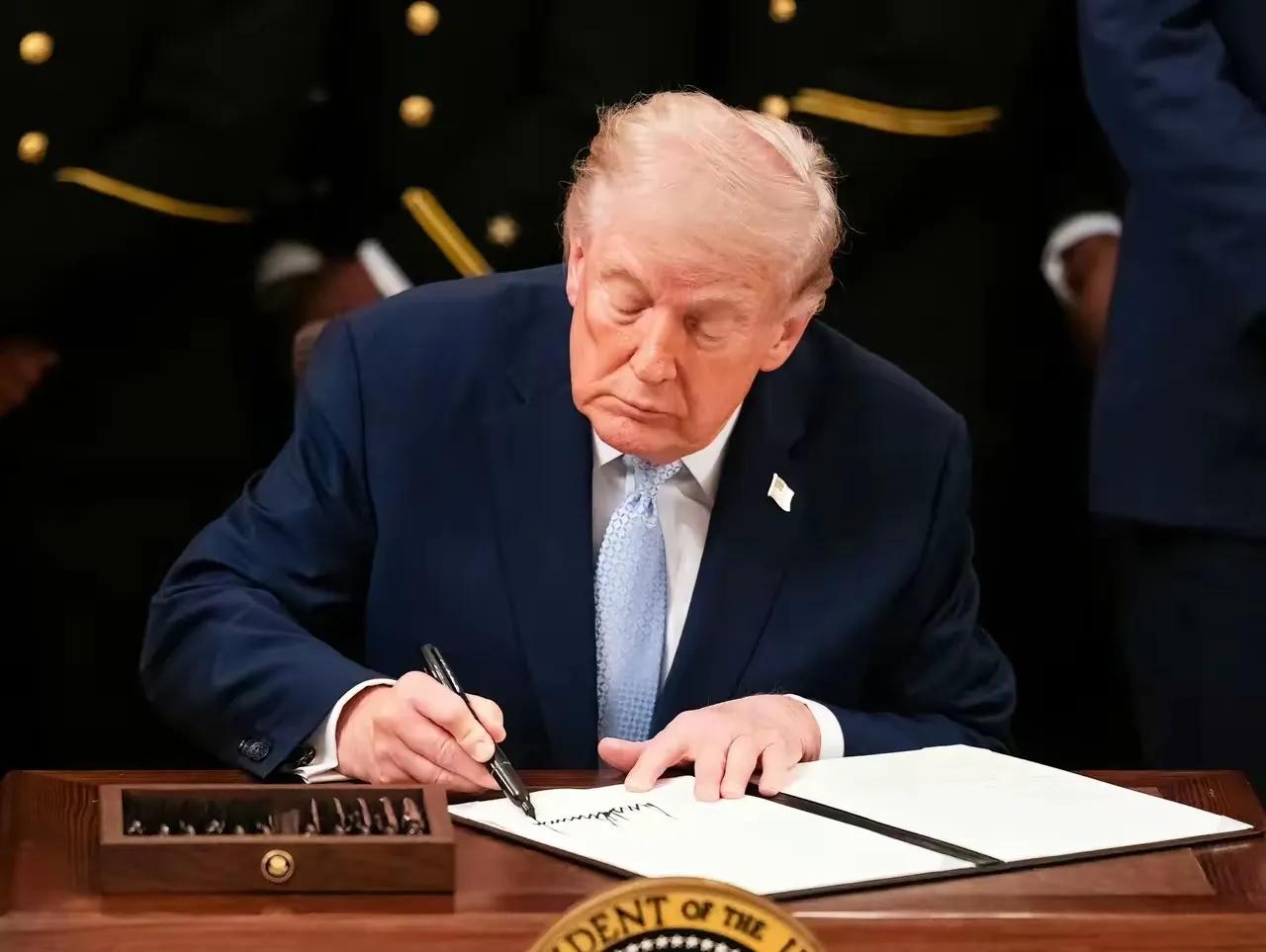 特朗普这回，算是彻底把美国165年的货币规矩踩在了脚下，也把自己的名字，硬生生刻