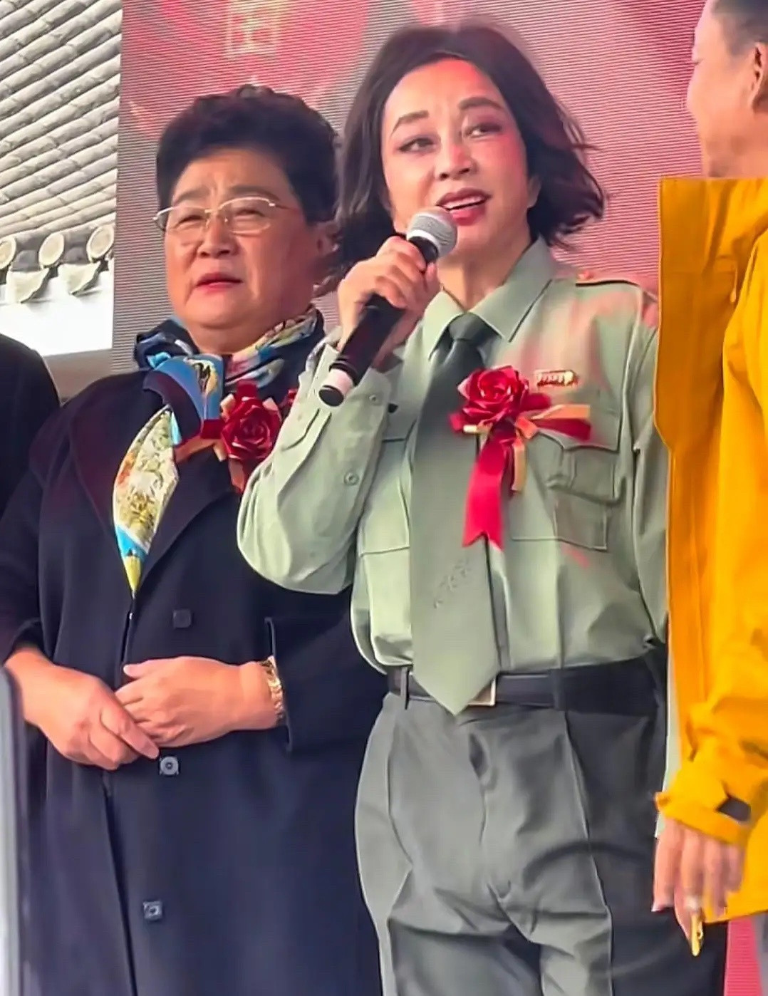 75岁的刘晓庆现身河北廊坊出席活动，她穿着一身军装，扎着麻花辫，脸上画着极浓的妆