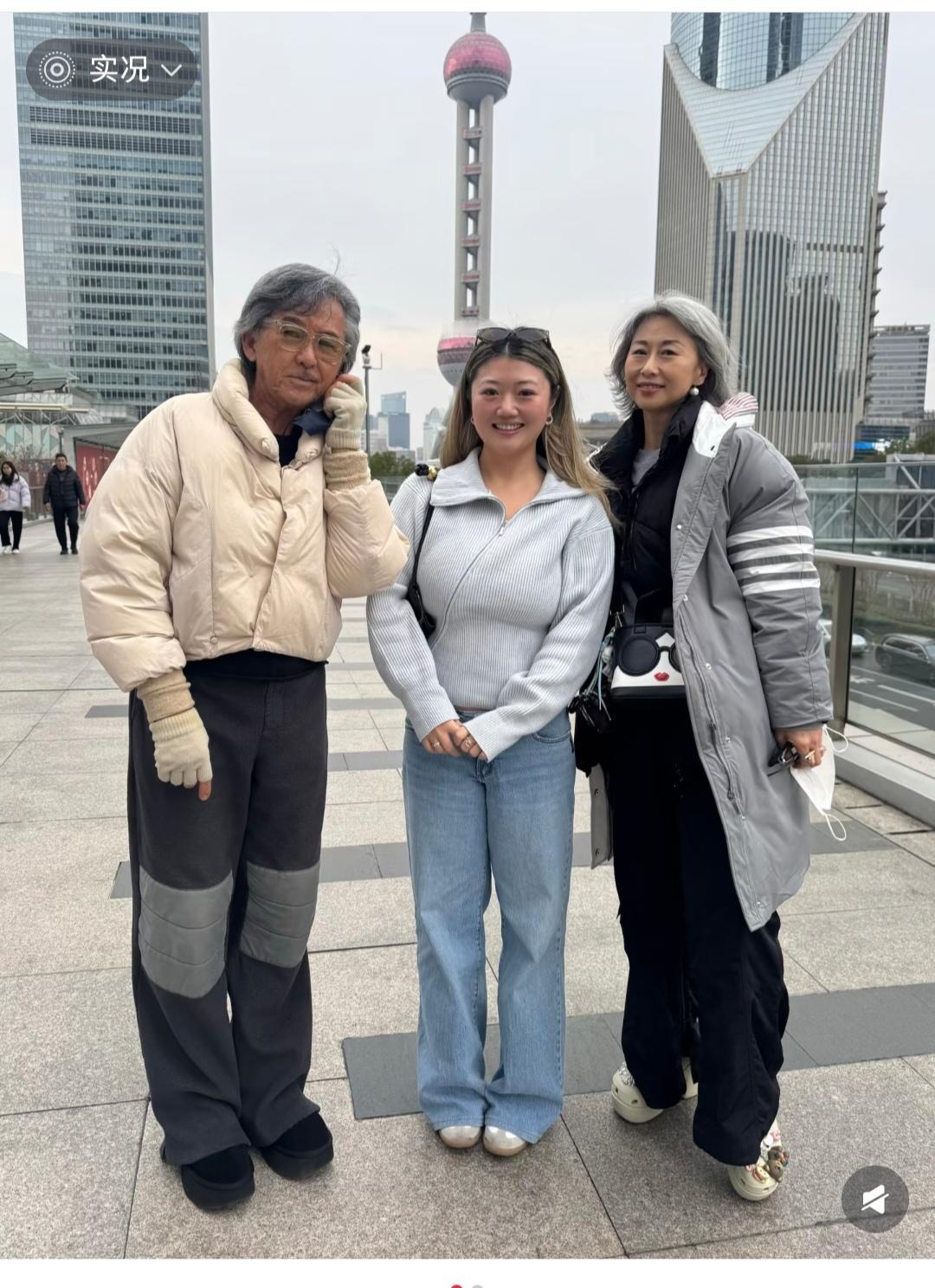 林子祥和叶倩文是不是衣服互换了。