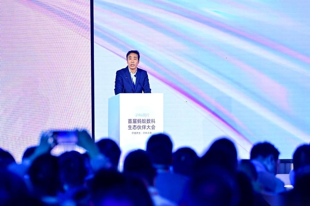 我刚听说蚂蚁数科把AI塞进了所有国有大行的时候，第一反应是：疯了吧。那是什么地