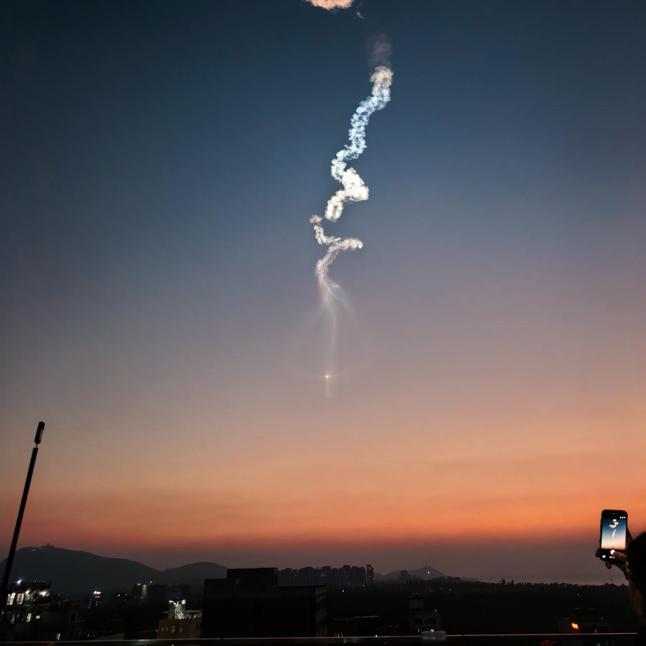 你拍到尾迹云了吗？本年度最后一发，长征7号甲火箭，12月31日清晨6:40在海南