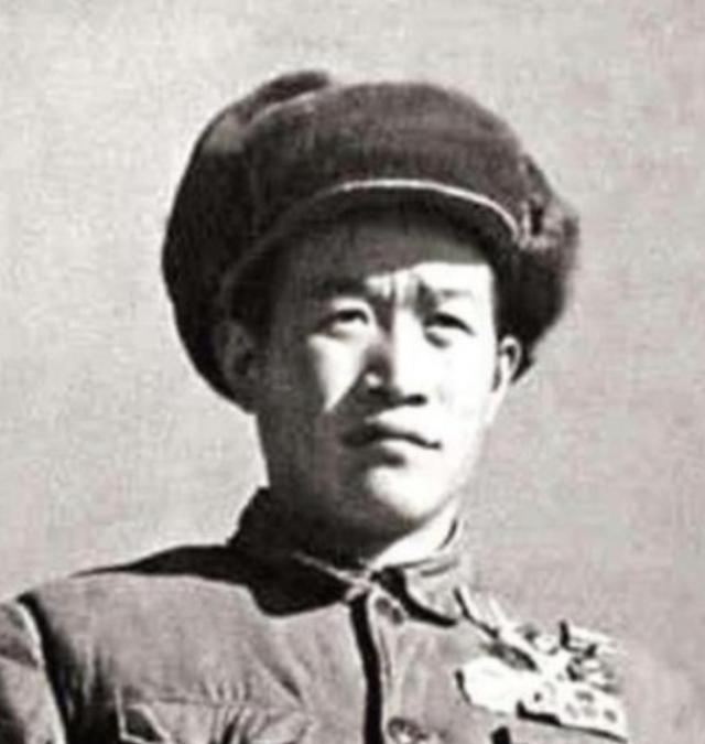 1964年，毛主席得知奇袭白虎团的英雄排长从朝鲜战场归来已11年，却依然只是副连