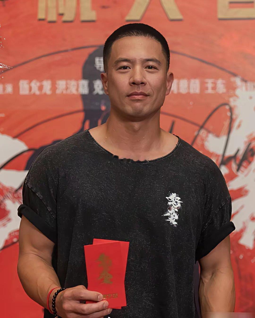 我怀疑安志杰是不⁠是只练上半身，下半身‏一⁠点不管啊？