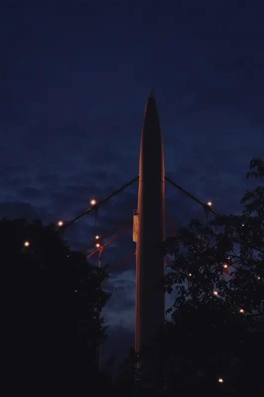 “榛树”导弹作为俄罗斯研发的新型中程高超音速导弹，具备多项先进技术特点，具体如下