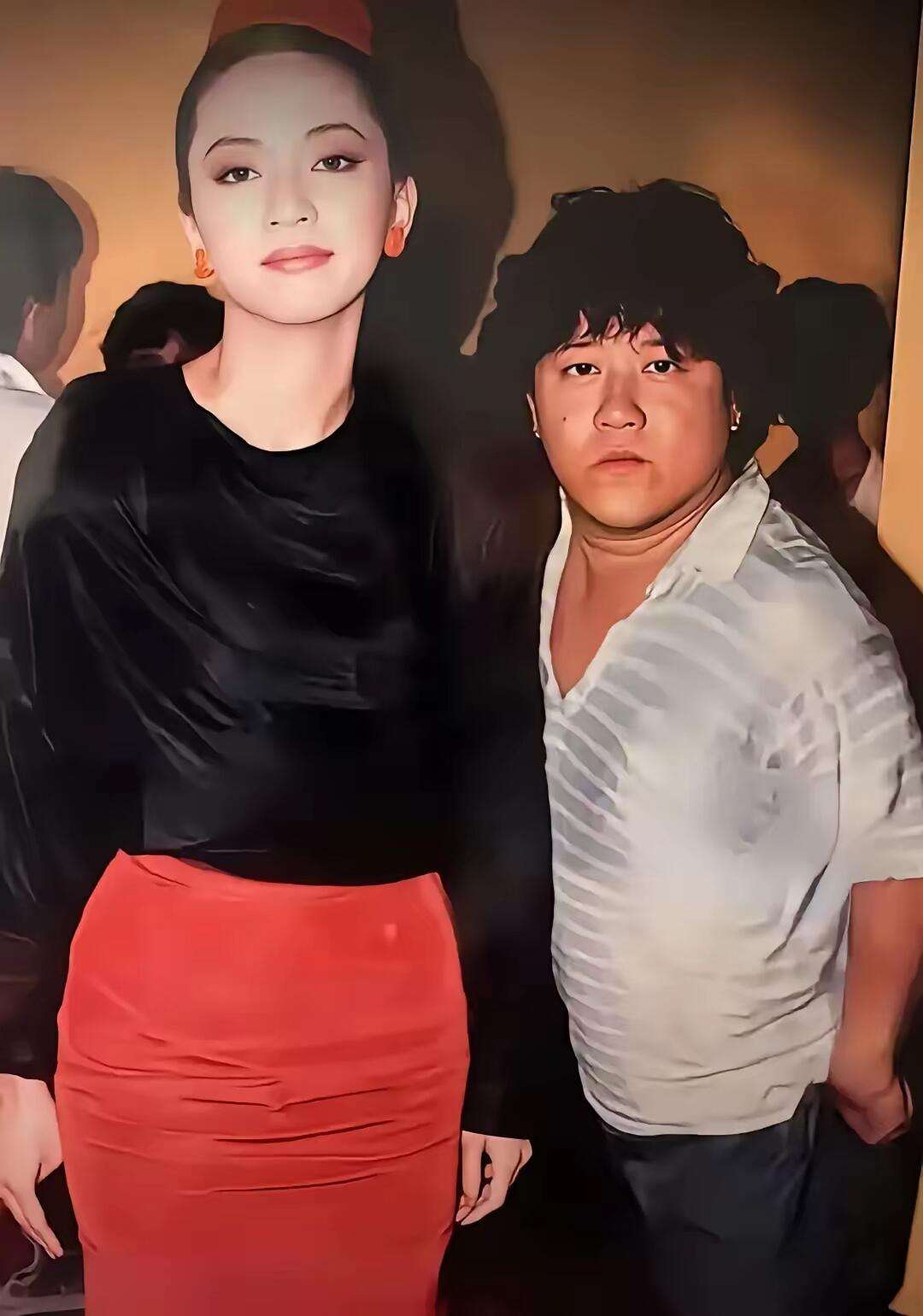 1988年，那时25岁的梅艳芳与35岁的曾志伟的合影照，青春无价。