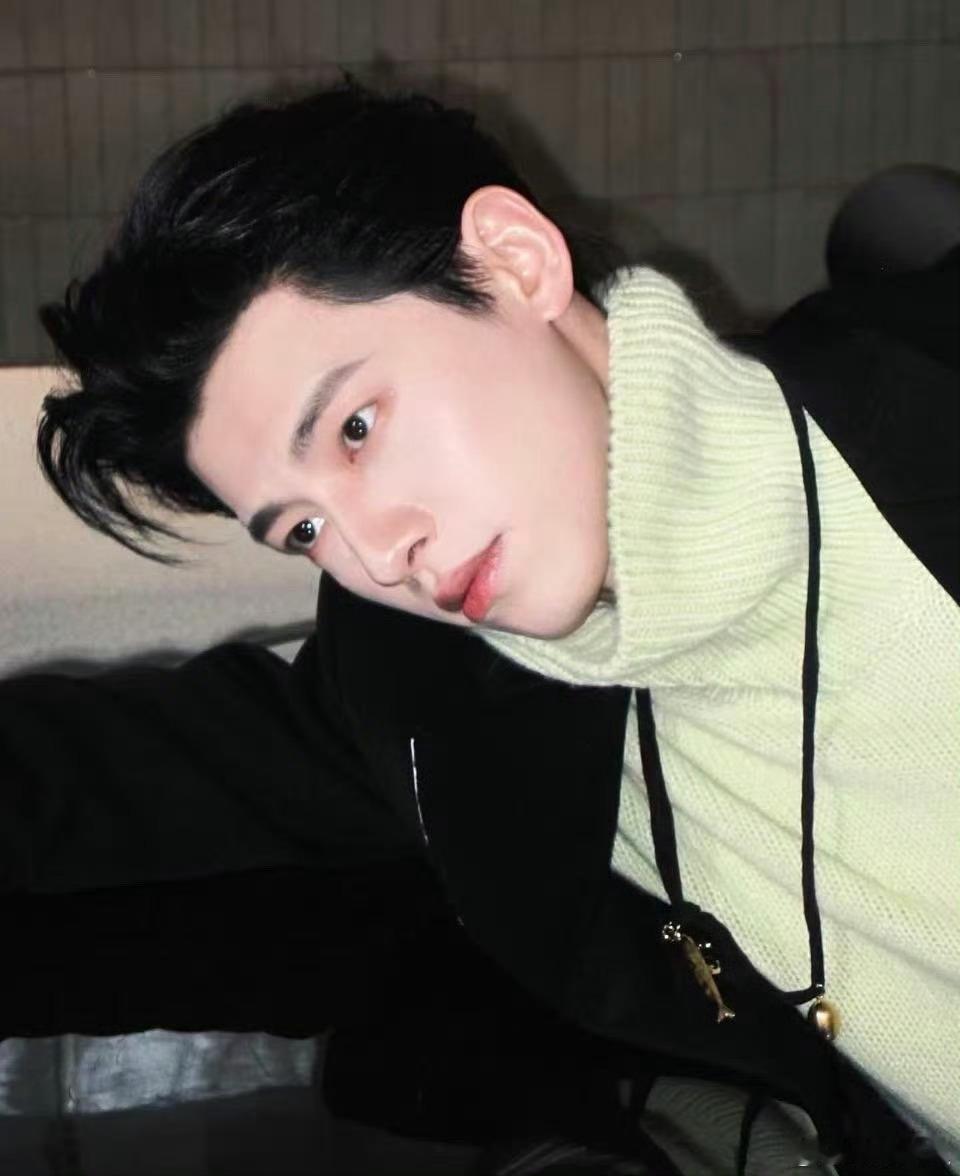 辛云来谁教你这样咬毛衣的从造型到神态全面升级！咬毛衣的辛云来带着些许忧郁，生