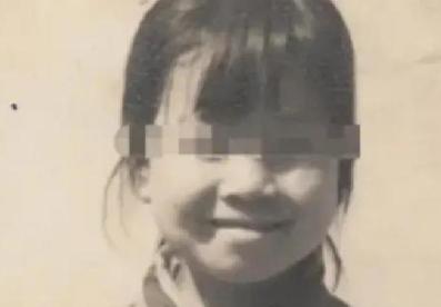 1990年，陕西黄土高原小村里，13岁女孩亲手毒死父母，民警上门调查时，她黝黑脸