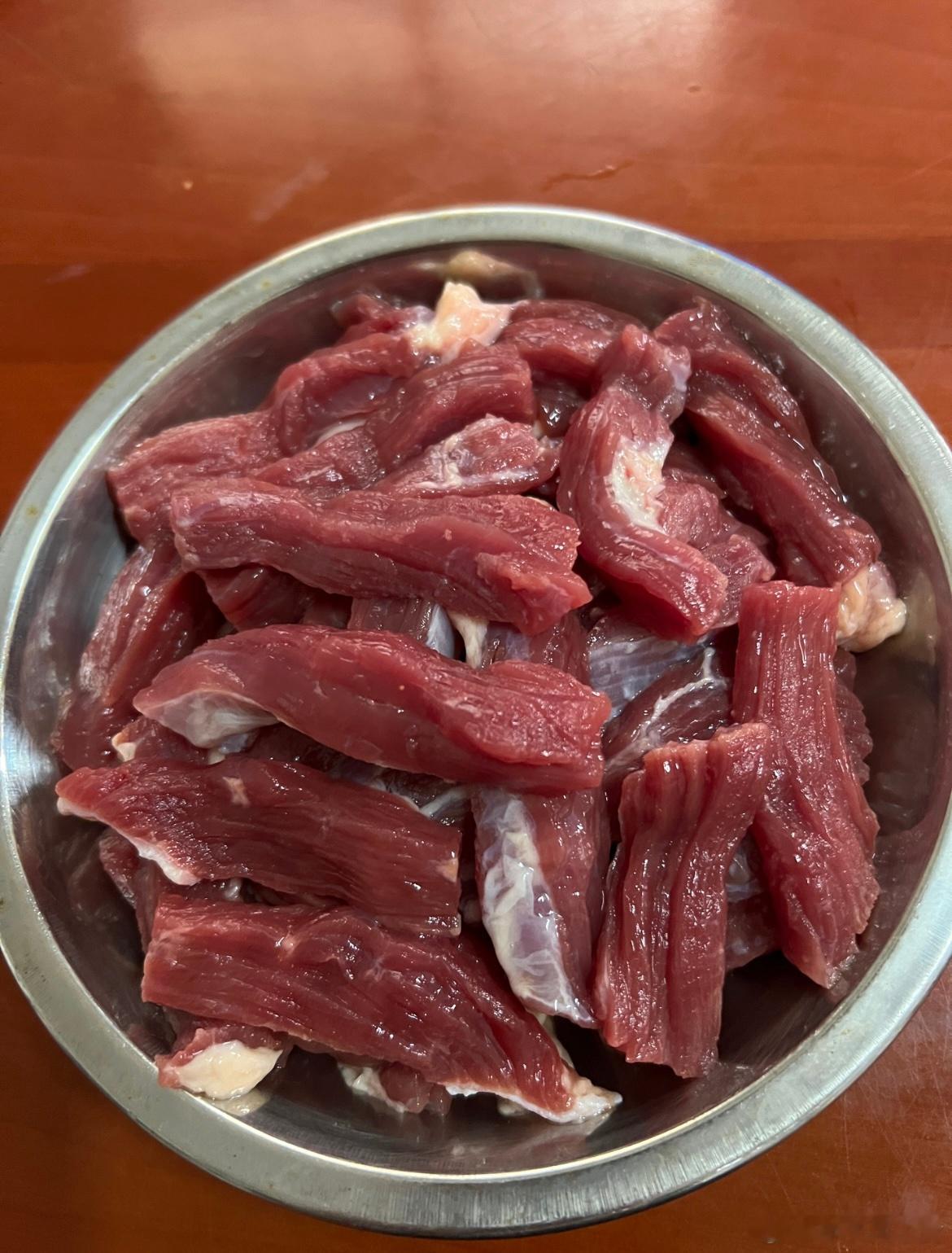 晚餐孜然牛肉，摘了两个柠檬做味碟，豉油王焖爪爪，芝麻球，炒菜芯，大乌苏