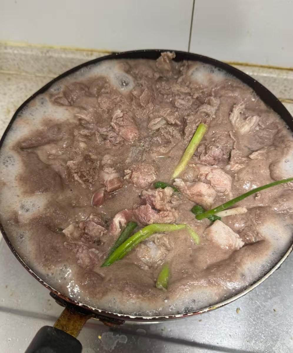 【炖肉时出现的浮沫到底是啥？】炖肉时出现的浮沫，并不是什么“营养精华”，它本质上