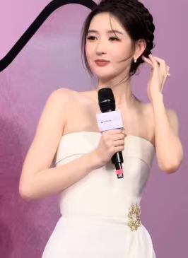 王玉雯18岁到29岁颜值变化淡颜系还是太吃香了，王玉雯年少时是白开水初恋感，
