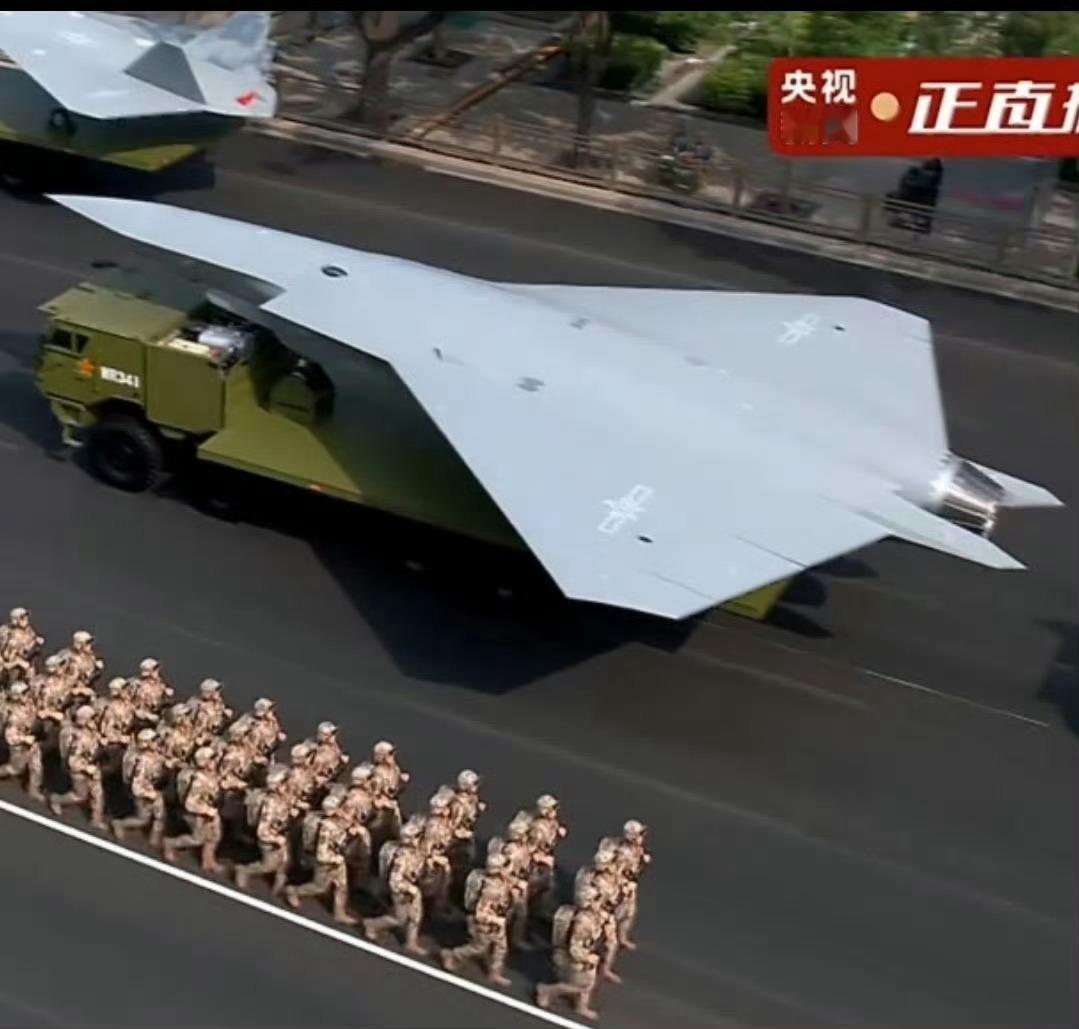九三阅兵解读这两个家伙解说叫制空无人机，不是滞空无人机，我滴乖，也就是说它俩是有