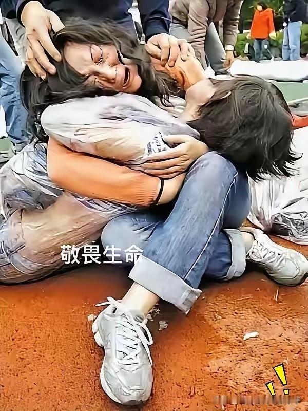 高考刚结束，江西鄱阳湖边发生了一起悲剧。一个刚满18岁的男孩，1米8的大高个，阳