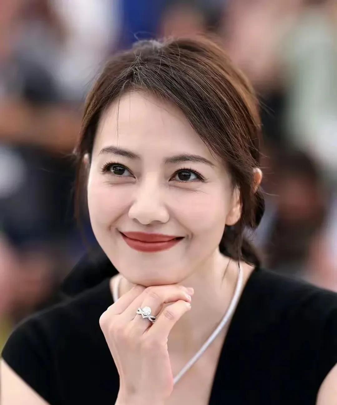 高圆圆说，这次去戛纳红毯之前，我提前开始健身。每天早晨先做瑜伽，下午再练普拉提，