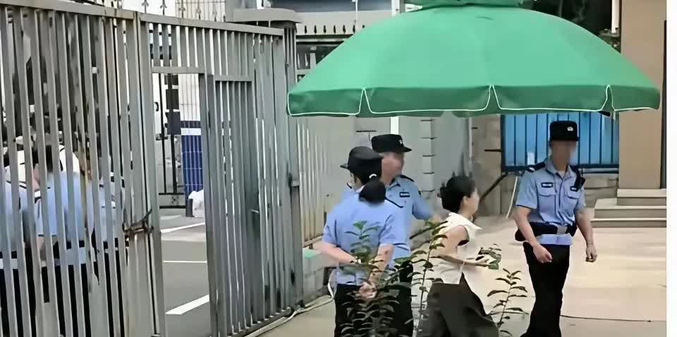 熊磊又要开骂了，这照片拍的太艺术了。人家有那么矮吗？矮化她，她一定会