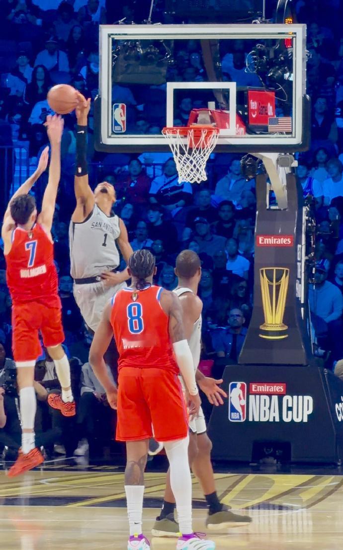 逆天！文班亚马正面大帽霍姆格伦！现役NBA球员里，当霍姆格伦持球翻身后仰的时