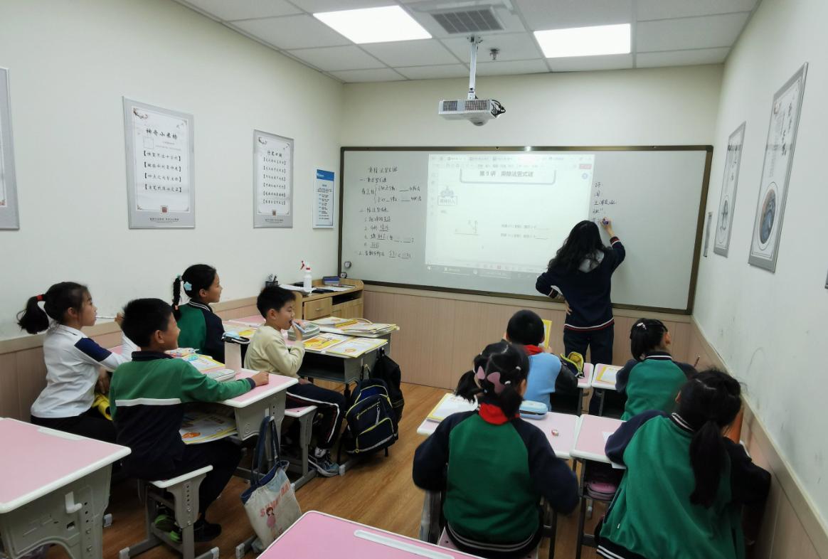 “小学疯狂报班，初中集体消失！”揭秘鸡娃真相：90%的妈，到初二就扛不住了…你