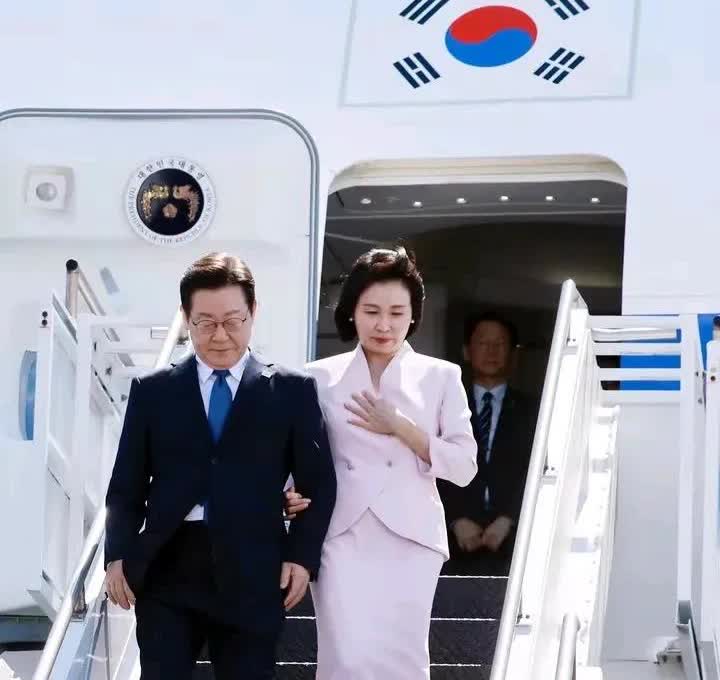 韩国新任第一夫人看起来知性优雅，似乎给看多了假面金建希的人们耳目一新的感觉。
