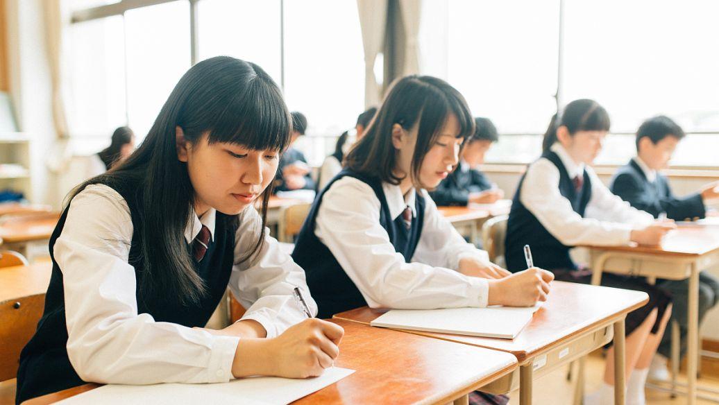 日本人不把汉字从日语中删掉，根本原因在于汉字早已深深融入日本的文化血脉与社会肌理