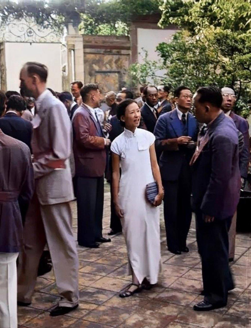 这才是林徽因真容！那些吹她是知性大美女的，看来是真瞎。这张老照片摄于1939年，