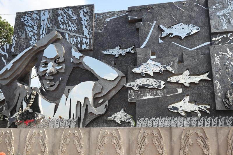 德才兼备者，忠诚爱国、心系苍生；无德有才者，祸国殃民、为害社会。这两句话鲜明地勾