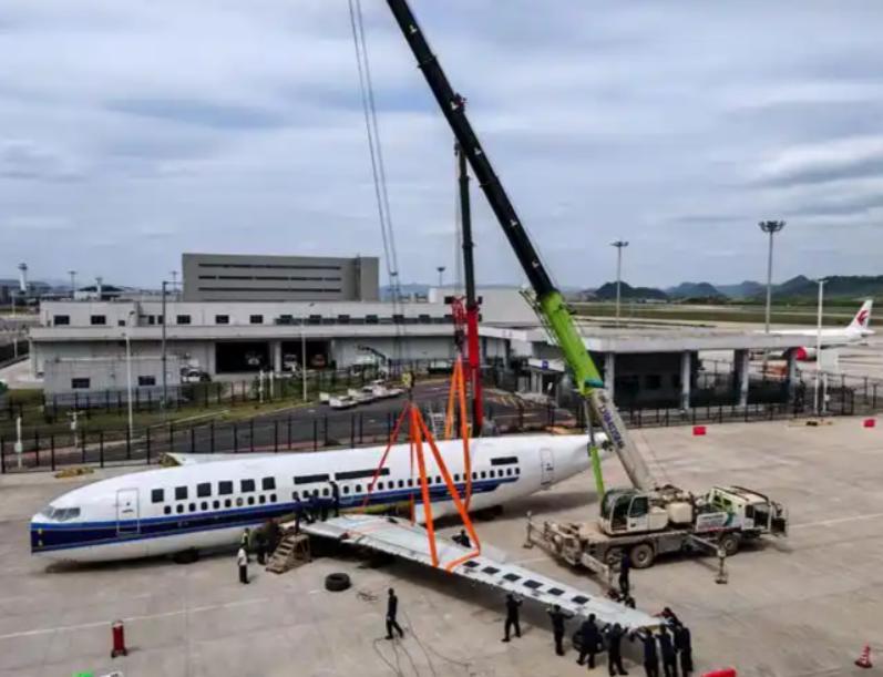 退役的飞机能值多少钱？一架退役的波音737-700，差不多6万3千斤，