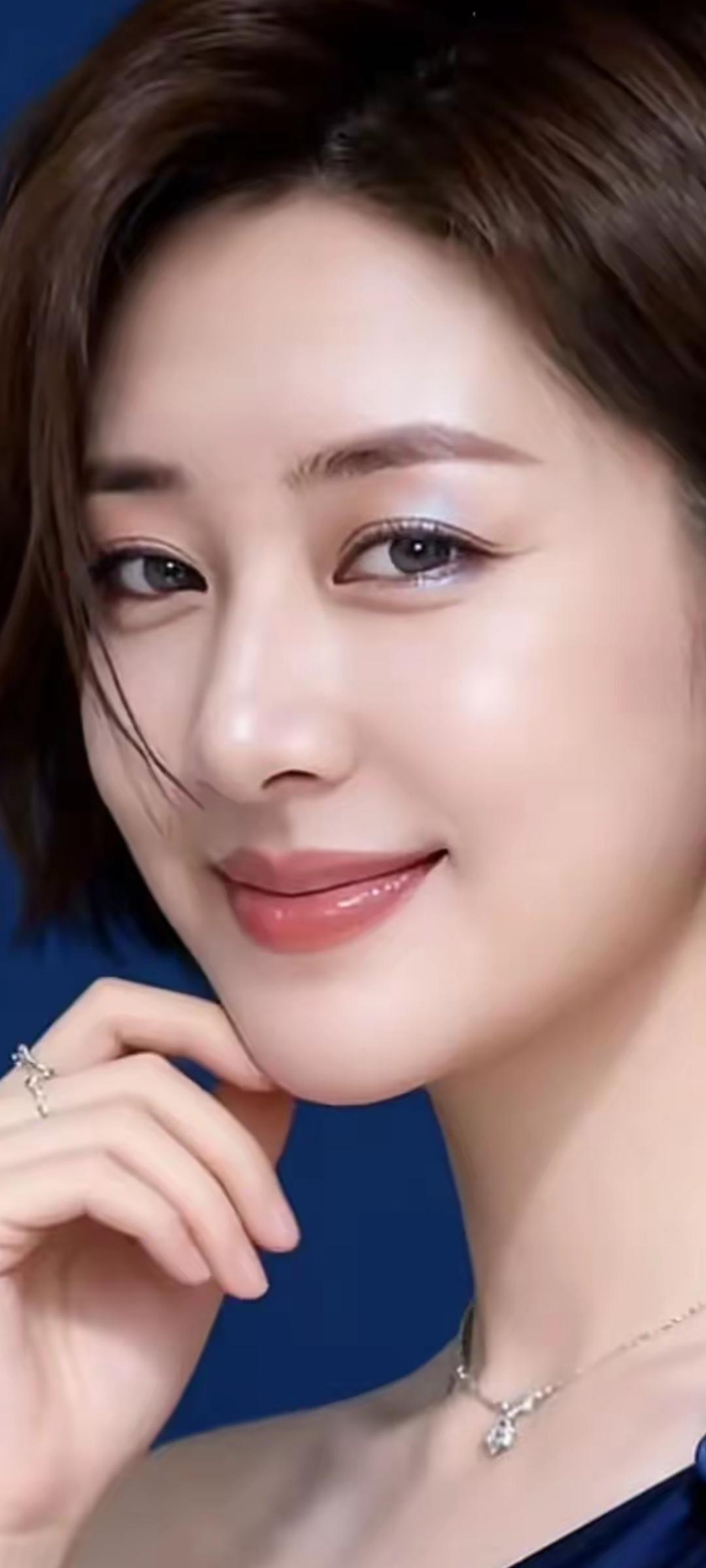 温柔微笑，闪耀的珠宝，优雅的气质