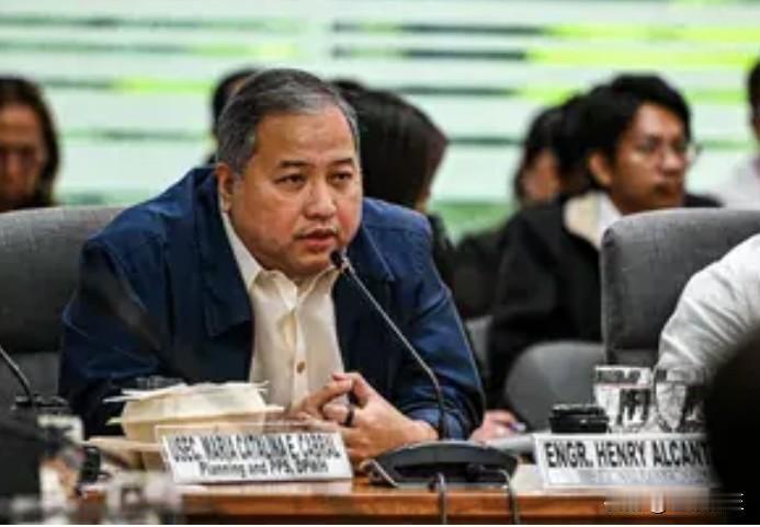 12月12日周五，菲律宾前公共工程和公路部工程师亨利·阿尔坎塔拉抵达司法部。目前