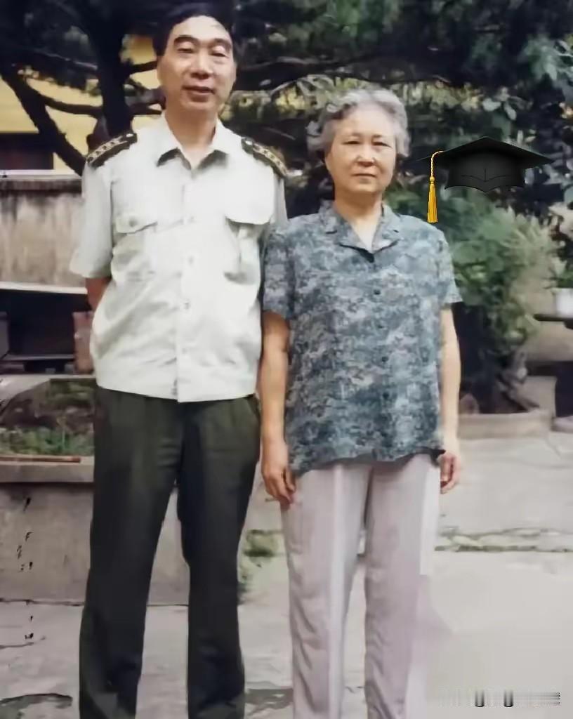 战将落难农场，一床棉裤一畦青菜，熬出患难真情提起王近山，很多人最先想到的，