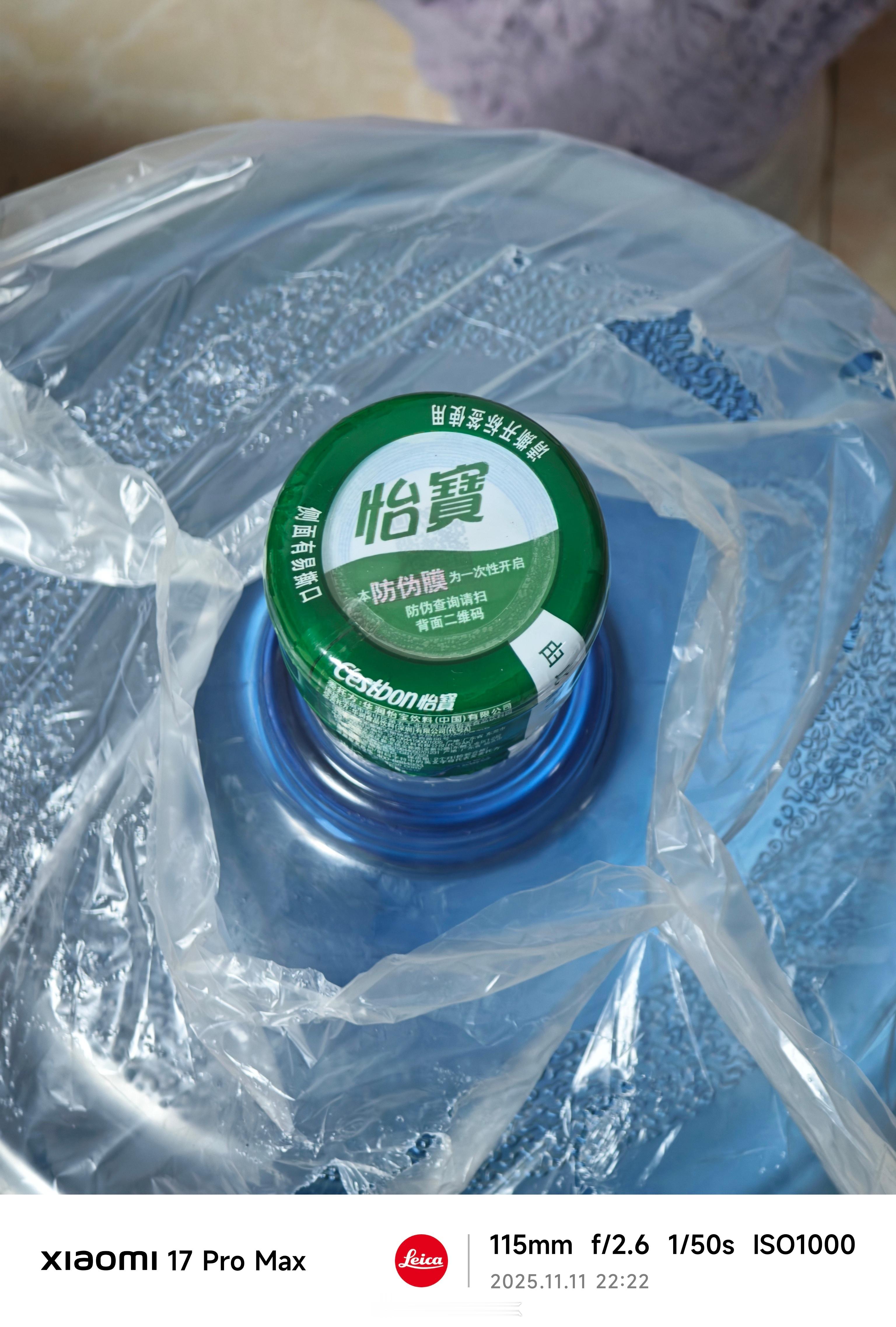 本来想投诉怡宝是臭的，后来仔细一看，原来是娃不知道啥时候把什么东西丢进水桶了，导