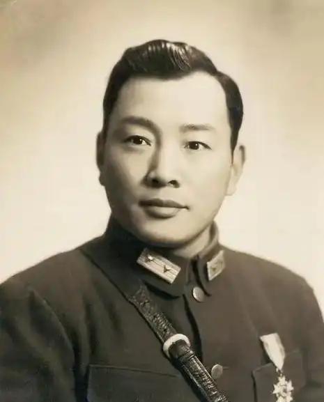 1948年10月，刘峙在杜聿明离开后，想把宋希濂调来当副手。邱清泉骂道：“徐州的