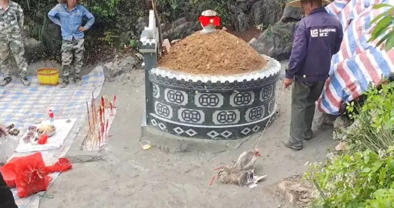 我老公去帮别人在山上围坟，去之前和主家说好300一天的。没想到做完之后，主家包红