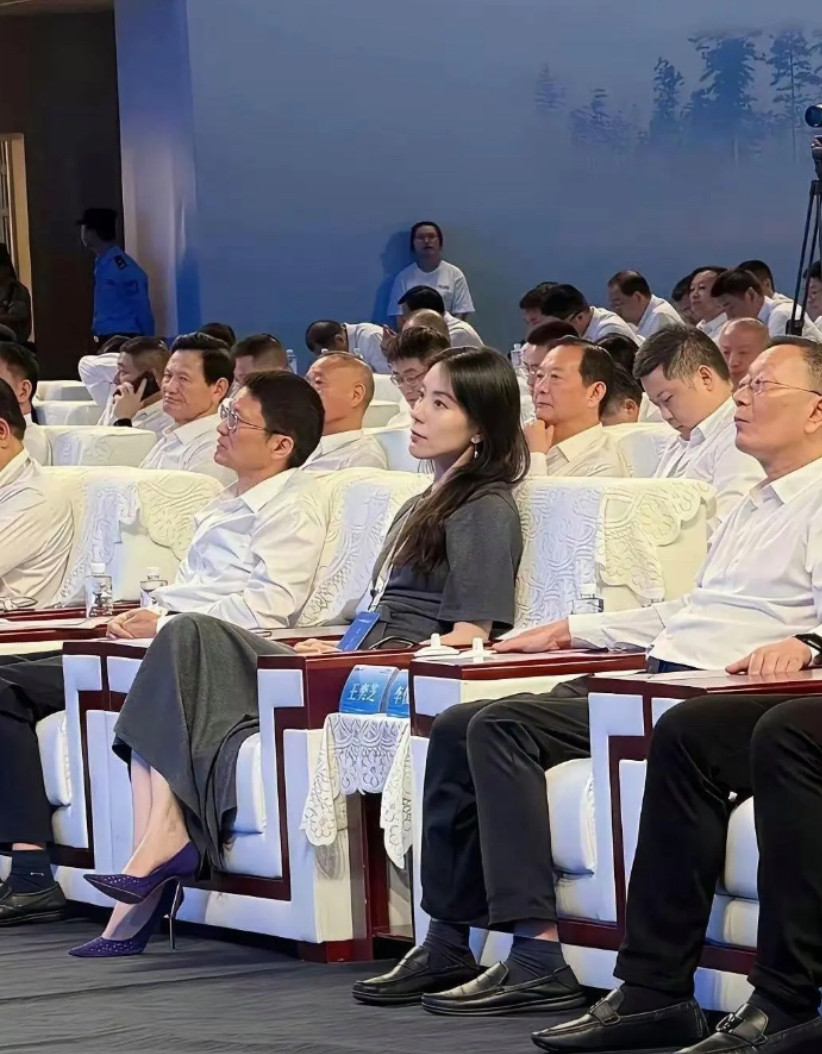 老板娘坐在那里，这气质非凡呀