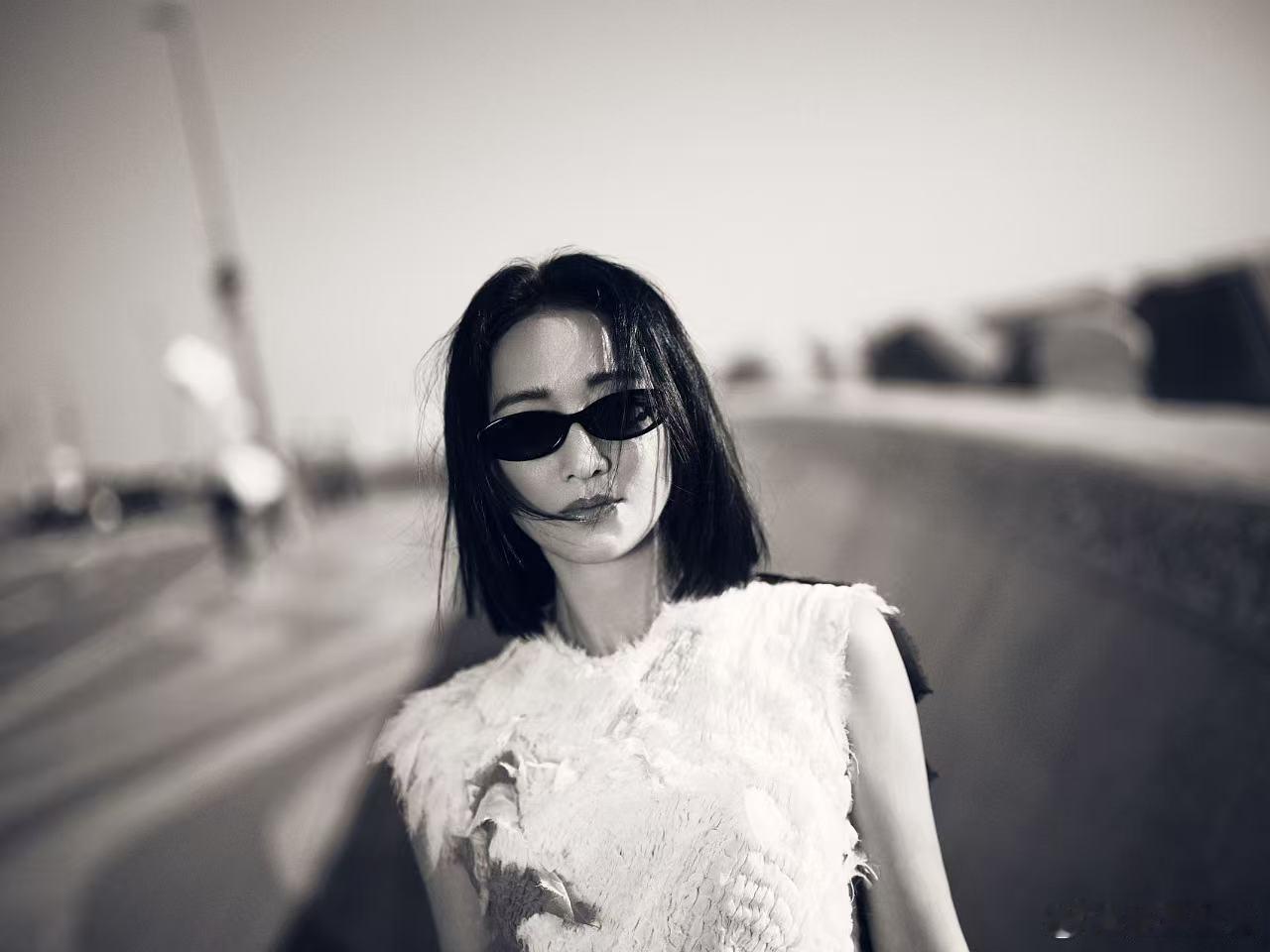 周迅釜山电影节首穿香奈儿高定她站在红毯上那种松弛感太迷人了，不刻意凹造型，却每