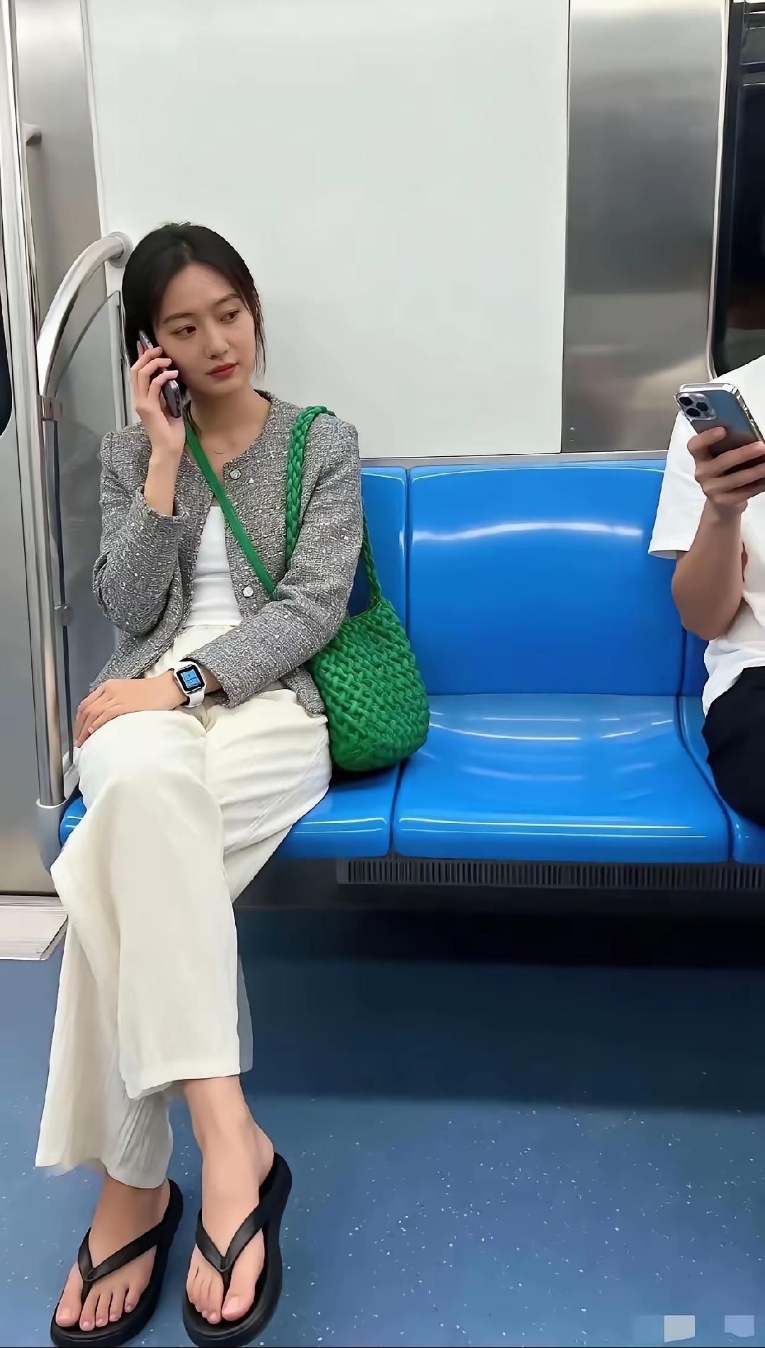 小姐姐俊美的面容，绝佳的气质，时尚的穿搭，超棒的身材，​​却被一双人字拖毁了，难