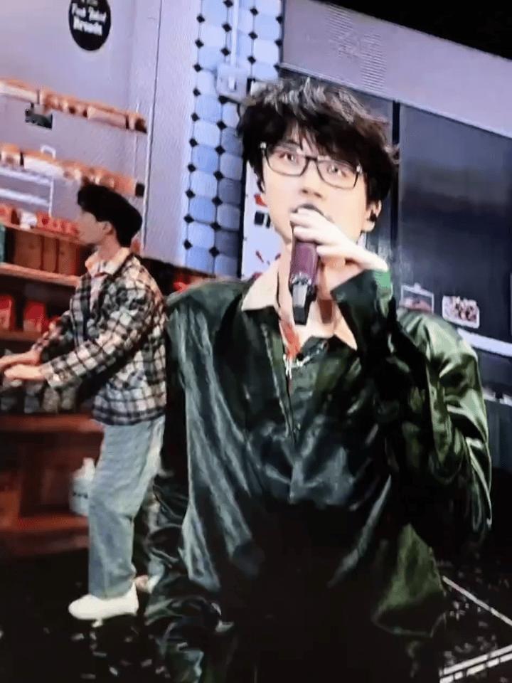 许嵩墨绿色掐腰衬衫许嵩你穿墨绿掐腰衬衫别太蛊！江浙沪限定皮肤帅出新高度，这身段这
