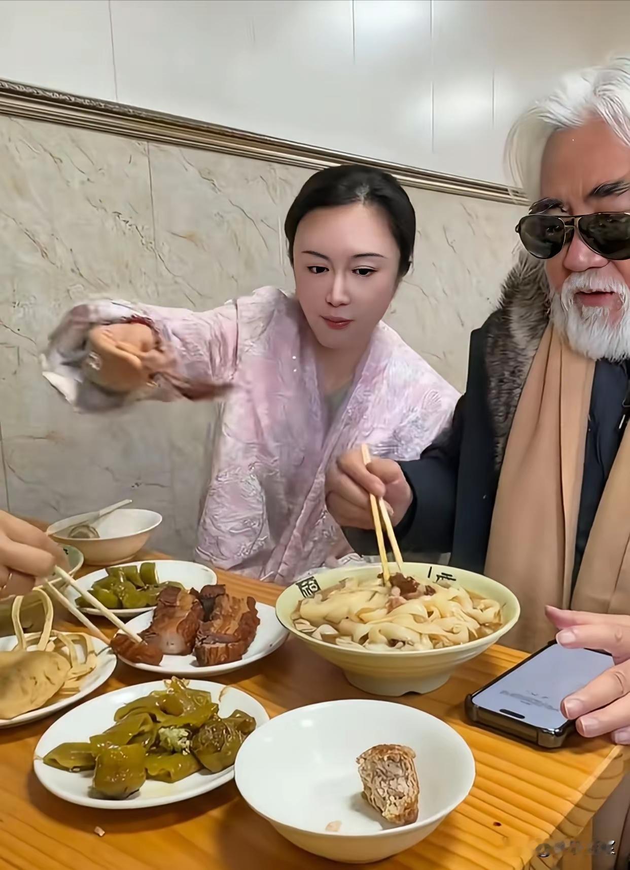 张纪中和妻子、丈母娘、小姨子在一起吃饭。张导是多么低调的一个人，那么有钱，那么有身份，就简简单单吃碗