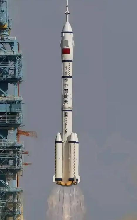 中国官媒正式宣布，2月11日，据中国央视新闻报道：中国长征十号与梦舟飞船首次