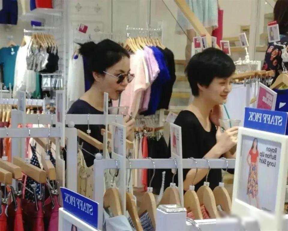 56岁王菲和好友现身三里屯买衣服，一身宽松休闲穿搭素颜出镜，冷白皮好出众！独自逛