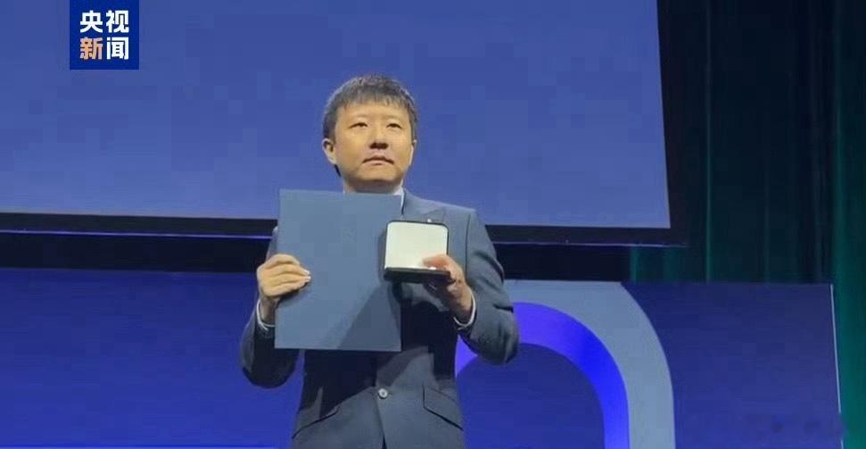 历史上拿到菲尔兹奖的华人总共就四位：丘成桐1982年拿奖，当时是美国国籍；陶哲轩