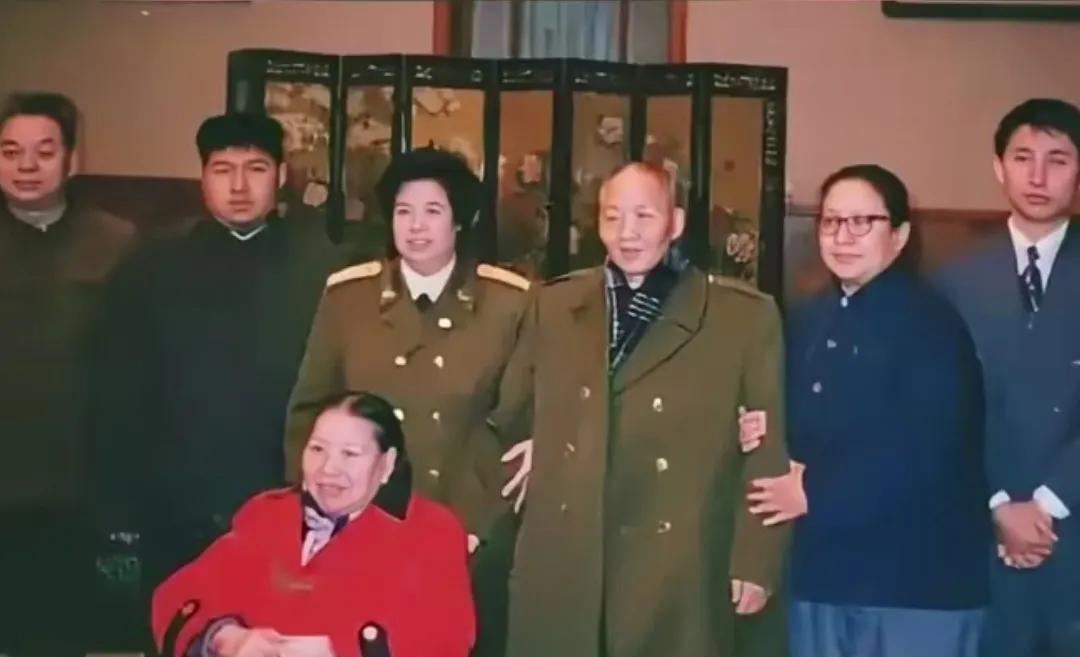 李讷带儿子去看望哥哥毛岸青，毛岸青恭敬地站在岳母身后。照片中坐在前排，穿着一件